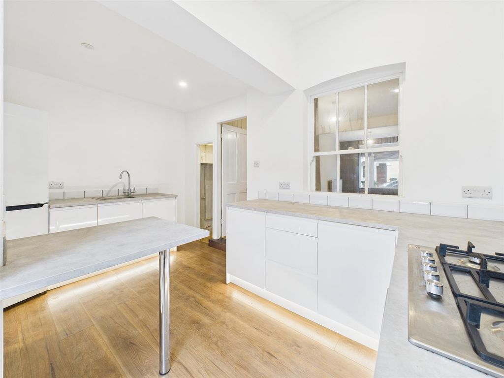 Property photo 3 of 13 Cam04907G0-Pr0342-Still013.Jpg