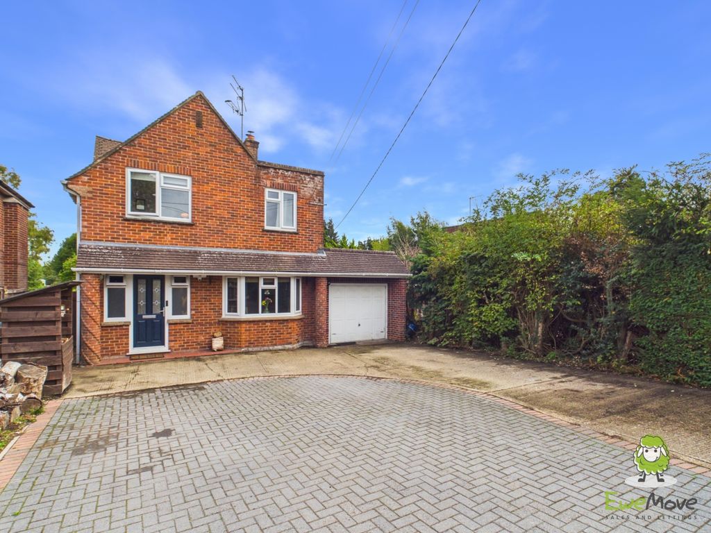 Property photo 1 of 32 Ewemove Estate Agents Basingstoke - Roman Road