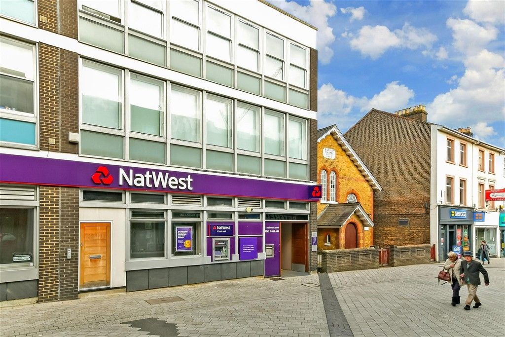 Property photo 3 of 8 External