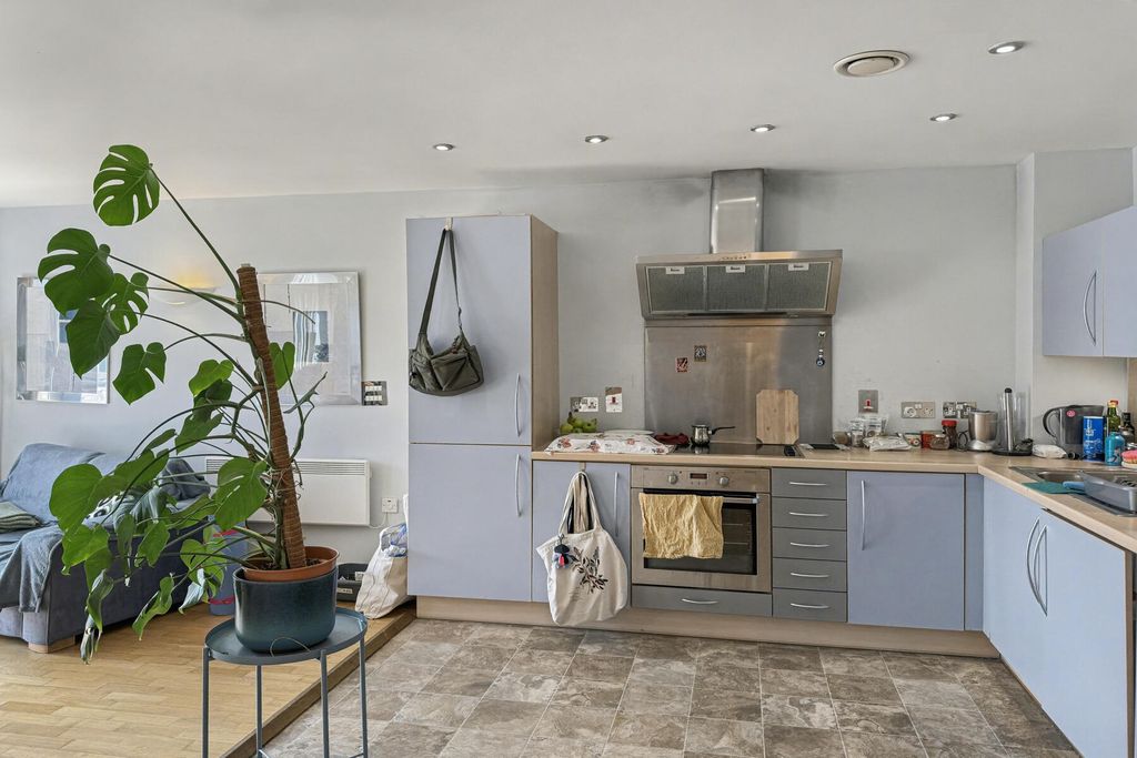 Property photo 3 of 7 Watermarque - Kitchen