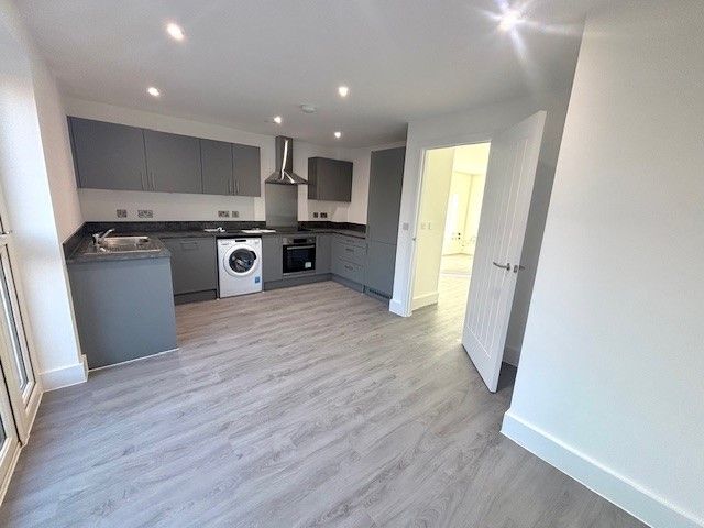 Property photo 3 of 10 Kitchen