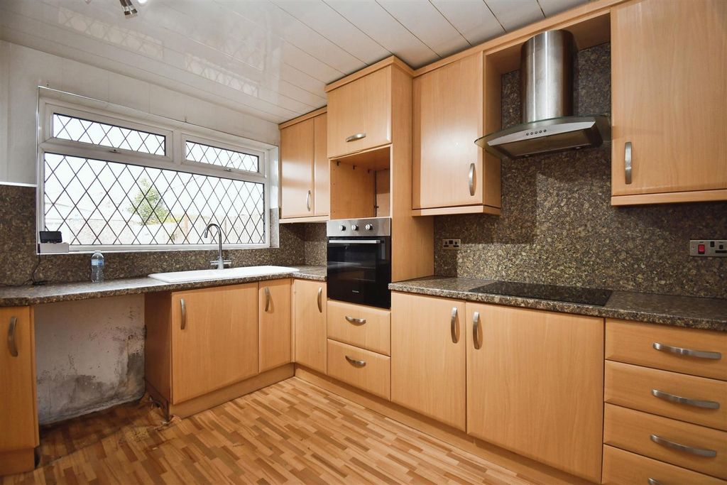 Property photo 3 of 12 Kitchen
