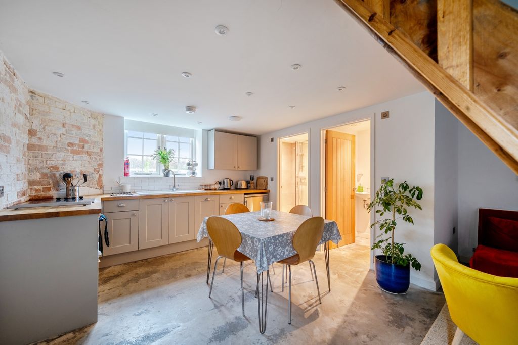 Property photo 3 of 12 9