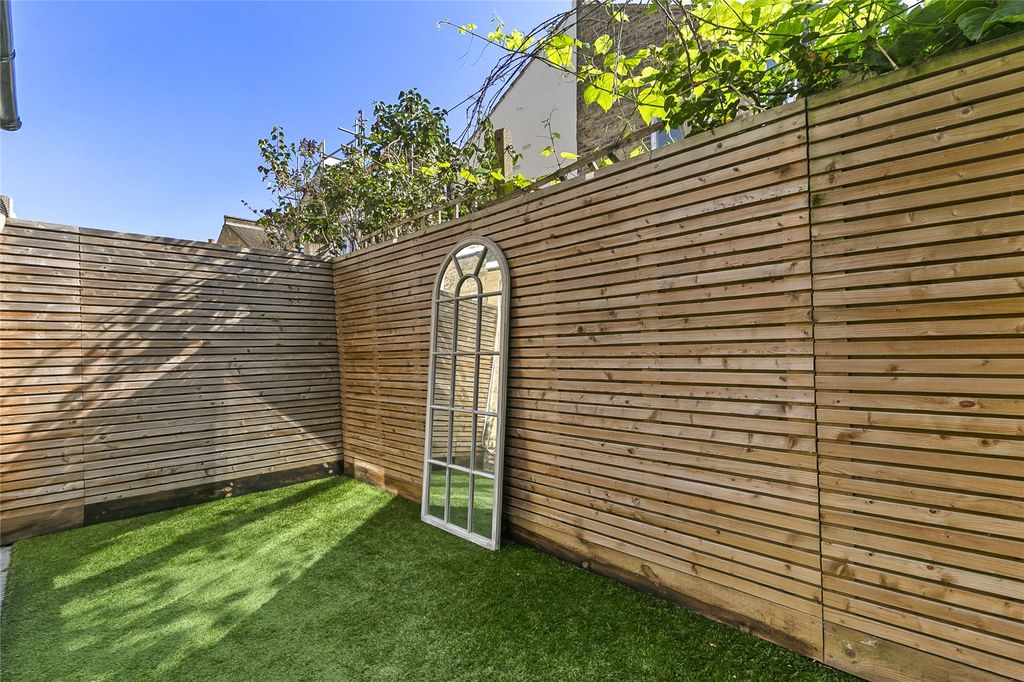 Property photo 3 of 10 Garden