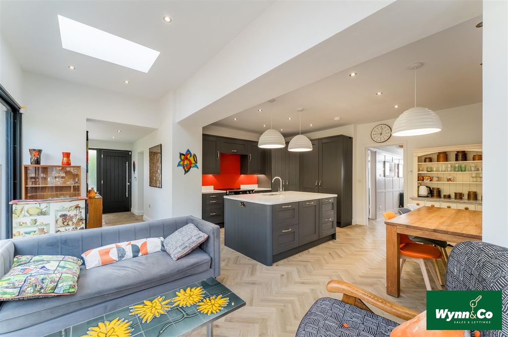 Property photo 2 of 33 407 Aberford Road-1002L.Jpg