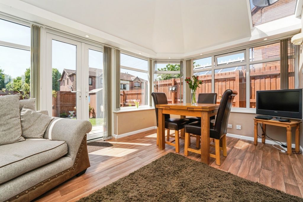Property photo 2 of 17 Conservatory