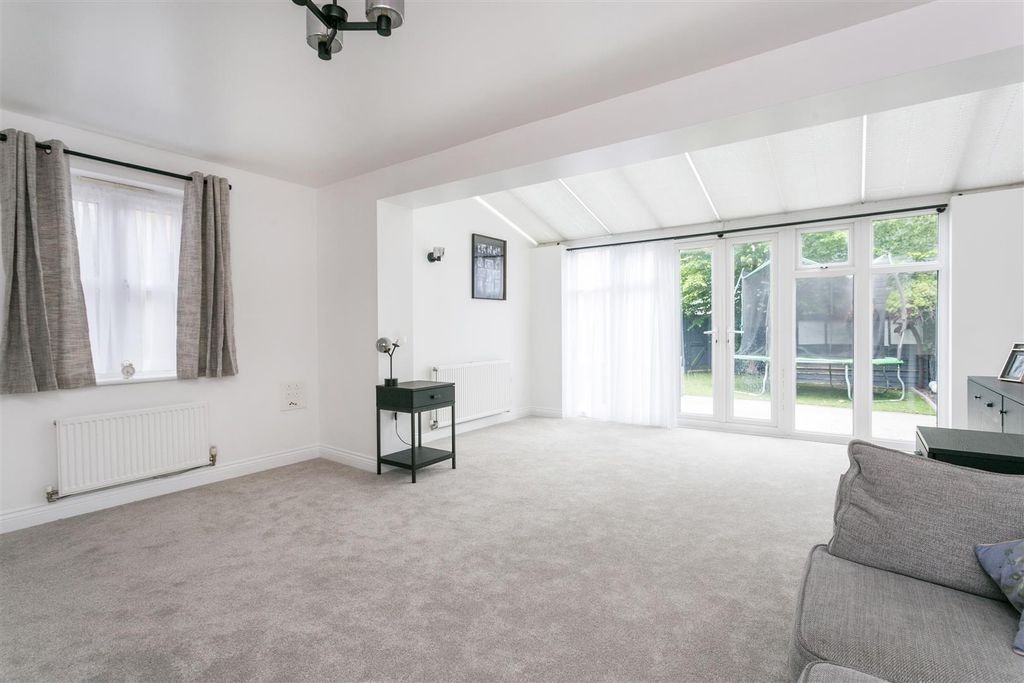 Property photo 2 of 21 18 Graylands Close-19.Jpg