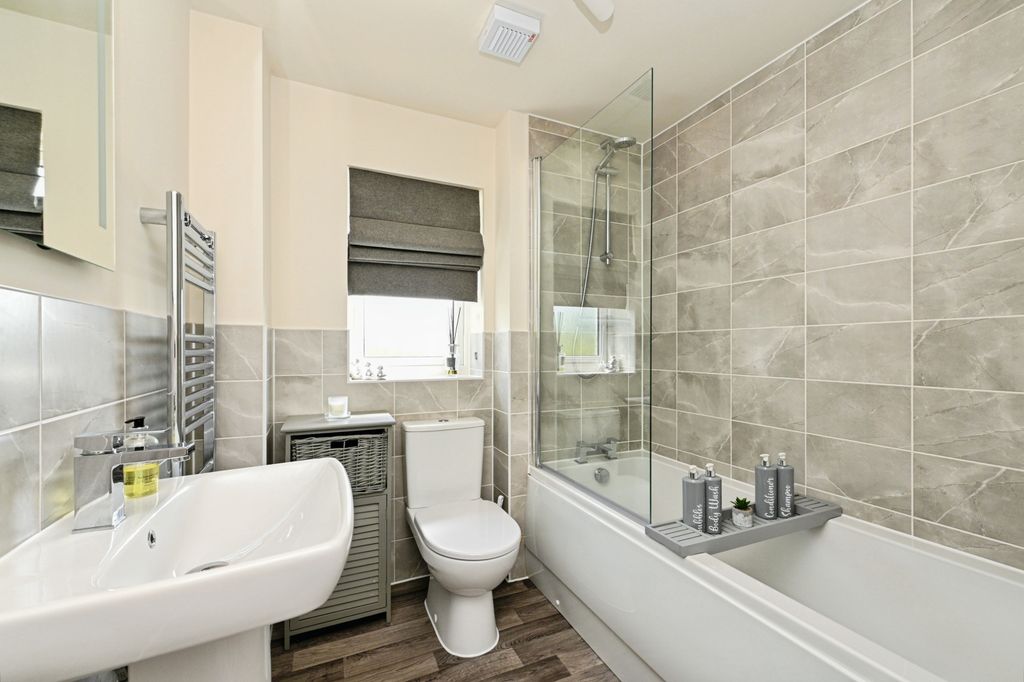 Property photo 3 of 17 Bathroom