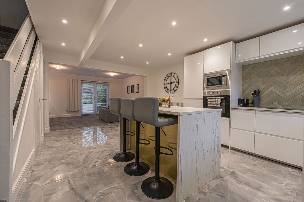 Property photo 2 of 32