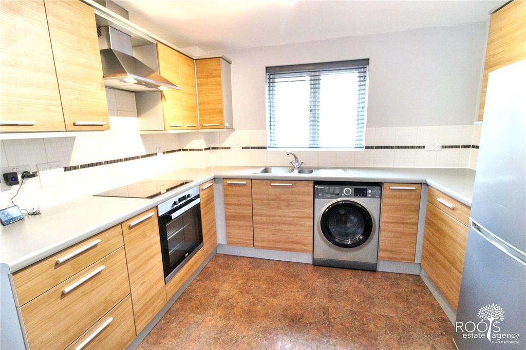 Property photo 2 of 10 Modern Kitchen