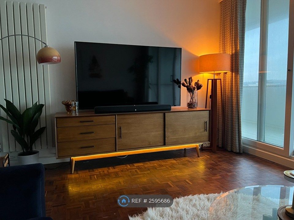 Property photo 3 of 12 Lounge