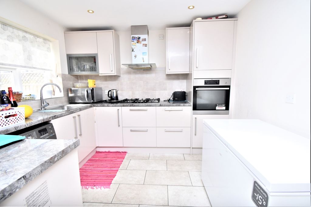 Property photo 2 of 10 Kitchen