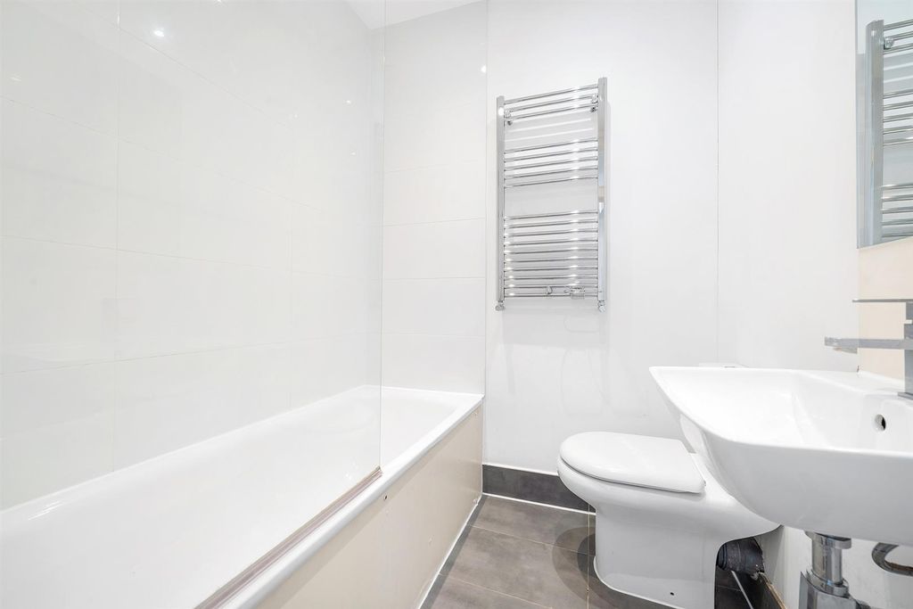 Property photo 1 of 10 Bathroom.Jpg