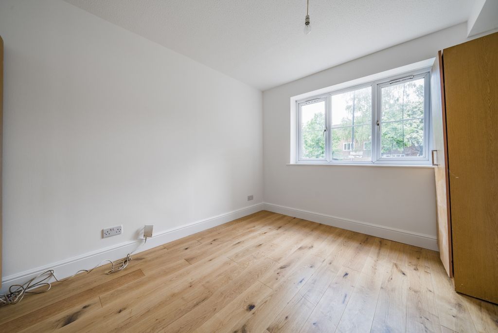 Property photo 3 of 7 985759 (4)