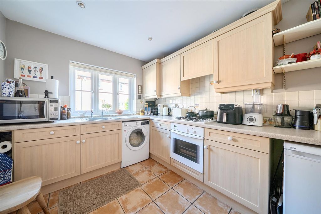 Property photo 3 of 18 Kitchen