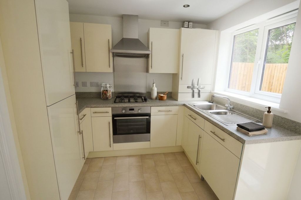 Property photo 3 of 12 Kitchen