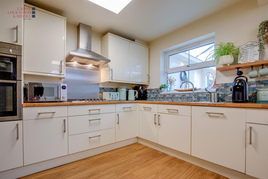 Property photo 2 of 18 Kitchen