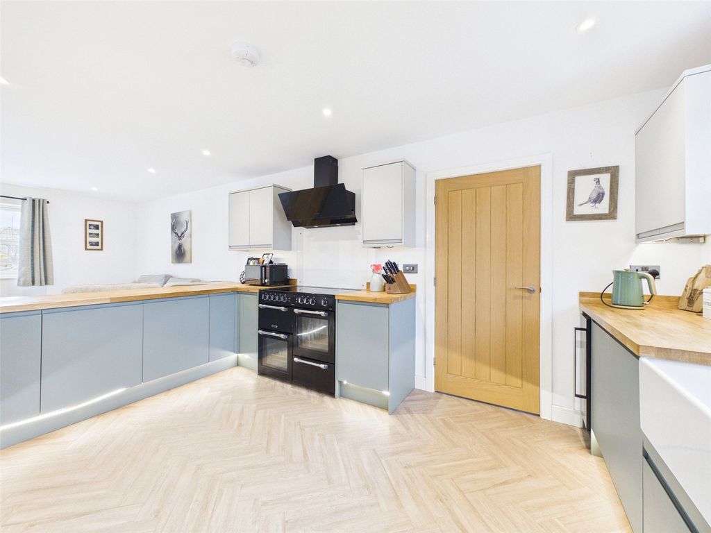 Property photo 2 of 23 Picture No. 15