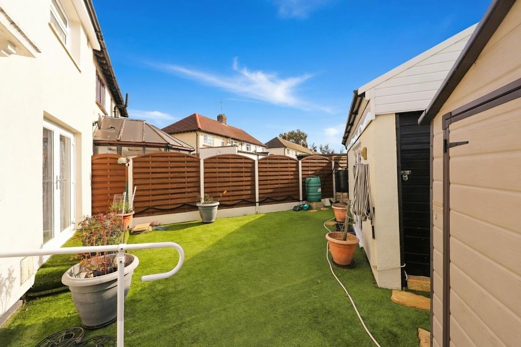 Property photo 2 of 11 Garden