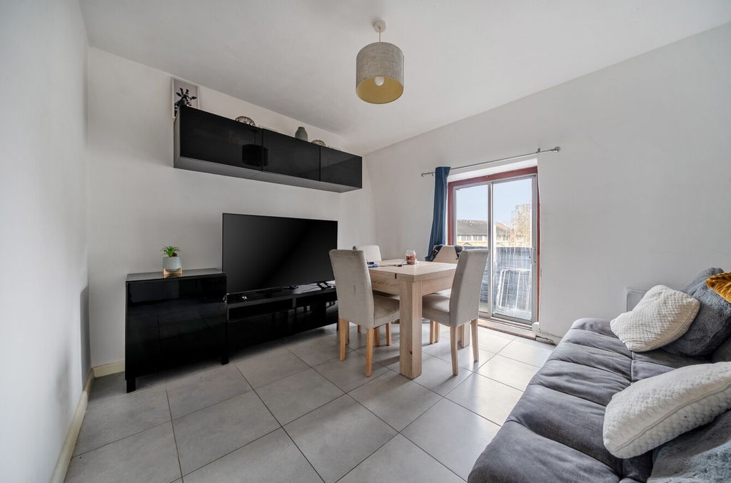 Property photo 2 of 8 1404451-7-697740F...