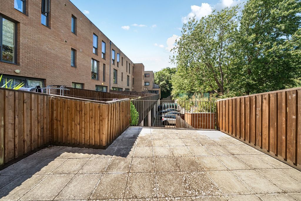 Property photo 2 of 18 Picture No. 32