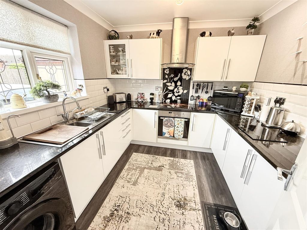 Property photo 2 of 15 Kitchen