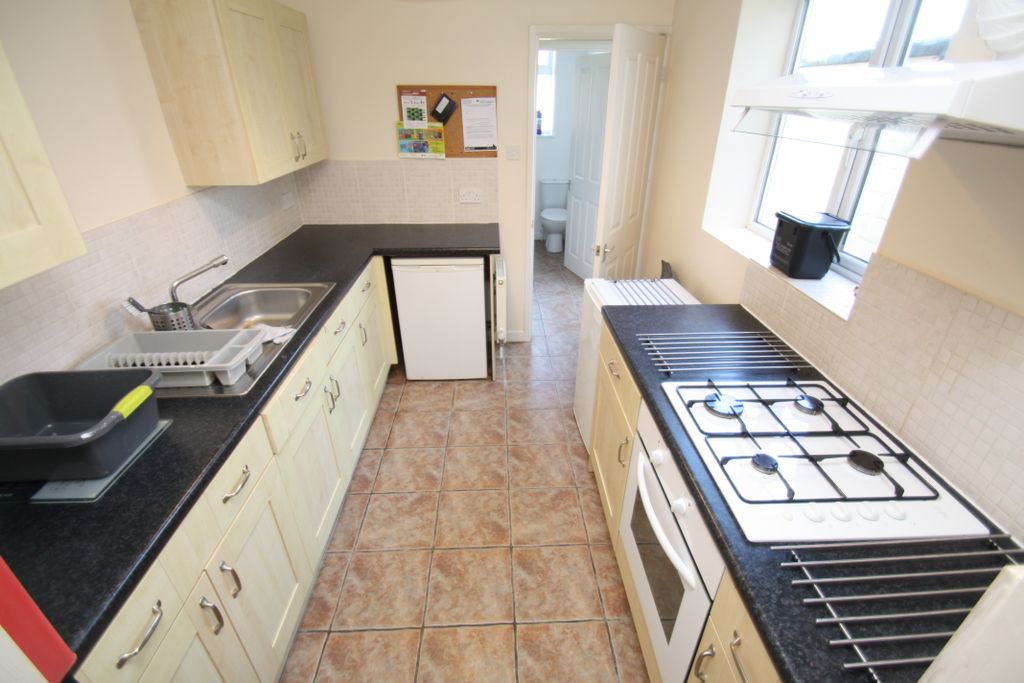Property photo 2 of 6 Kitchen