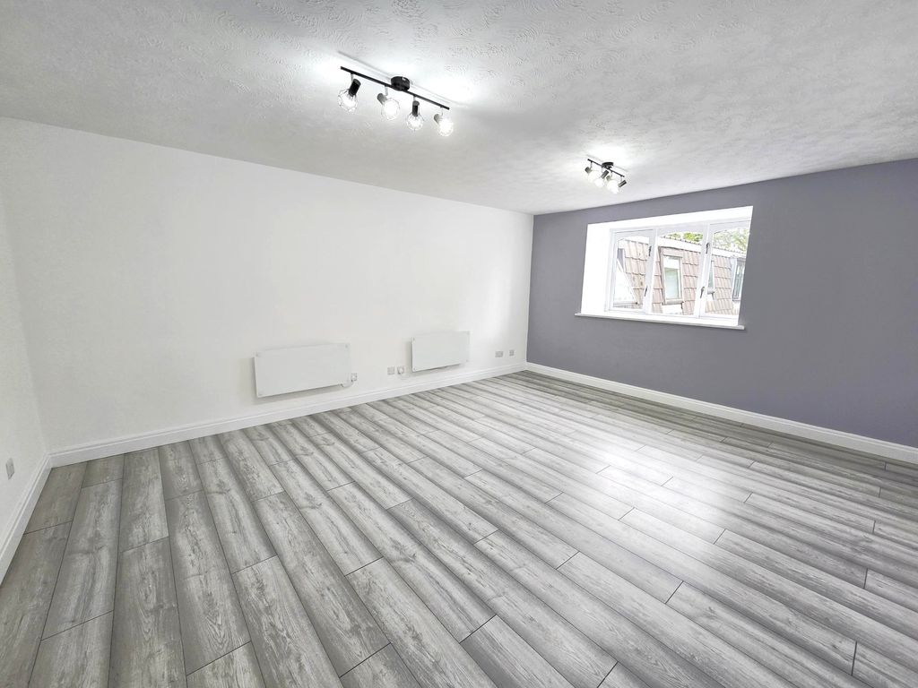 Property photo 2 of 12 Image