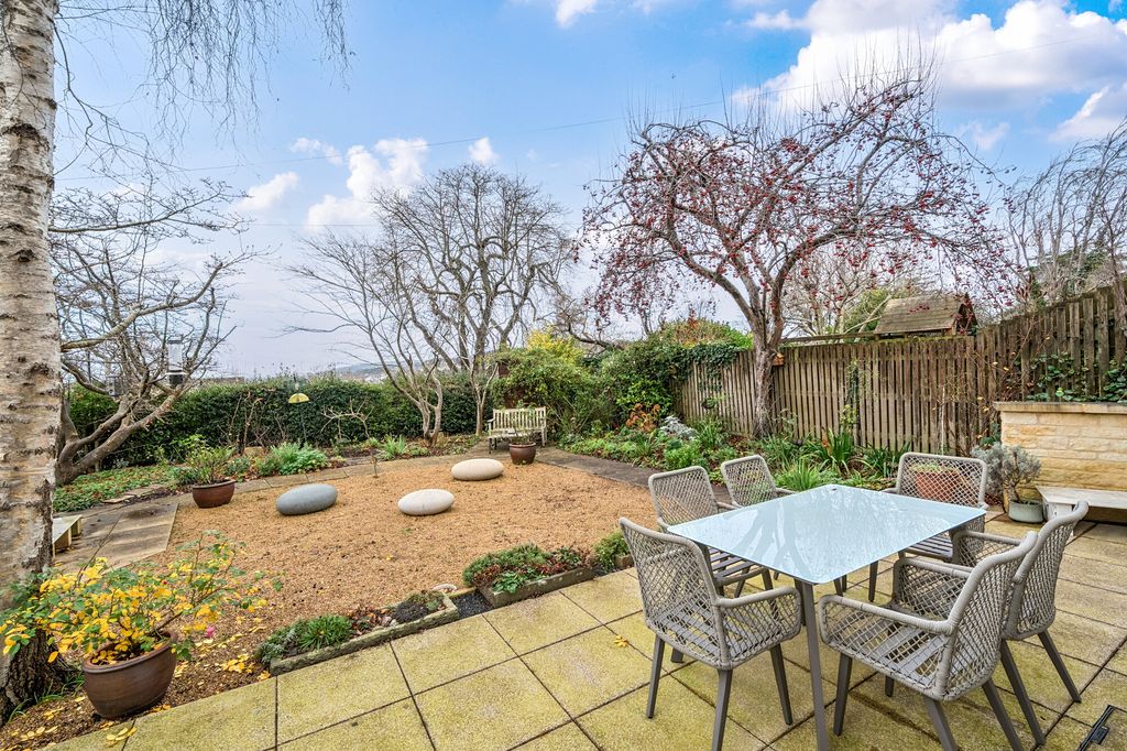 Property photo 3 of 17 Garden