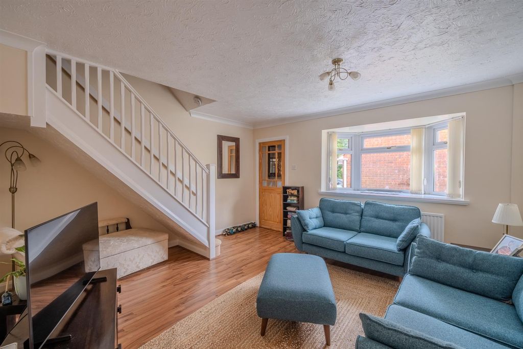 Property photo 3 of 21 34 Pant Gwyn Close-12.Jpg