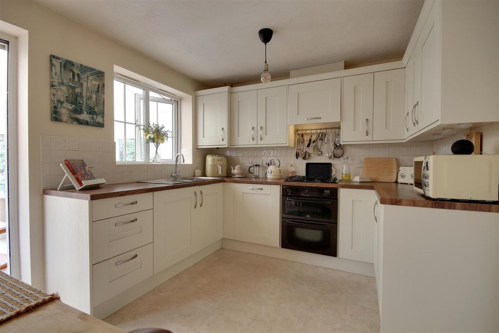 Property photo 2 of 14 Dining Kitchen