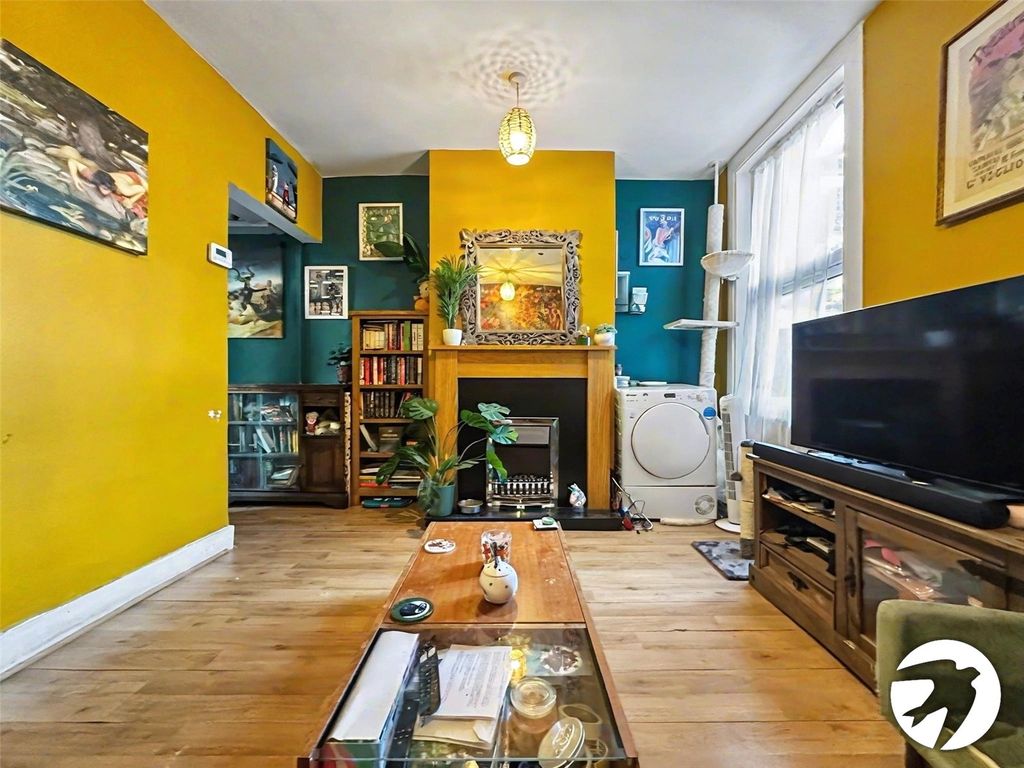 Property photo 3 of 7 Lounge