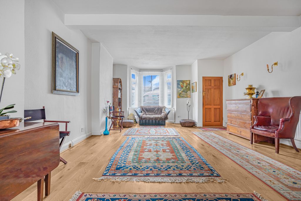 Property photo 3 of 11 30 Eastbourne Road-8