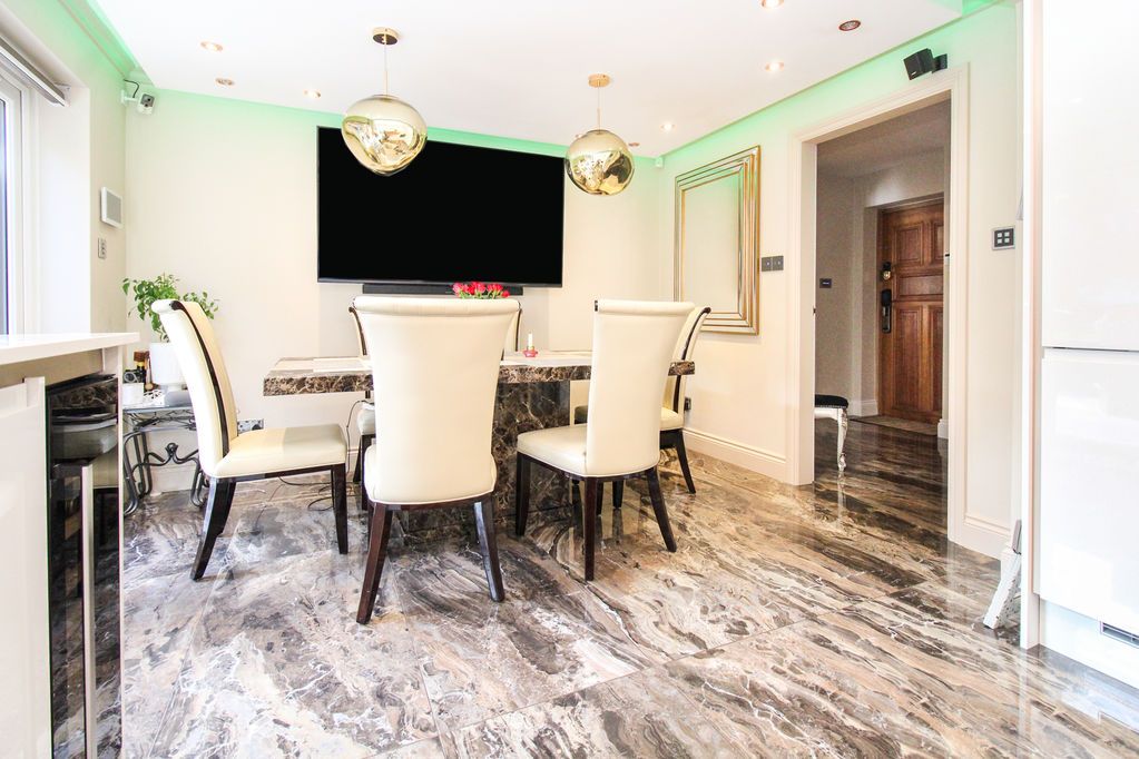 Property photo 3 of 31 Dining Area