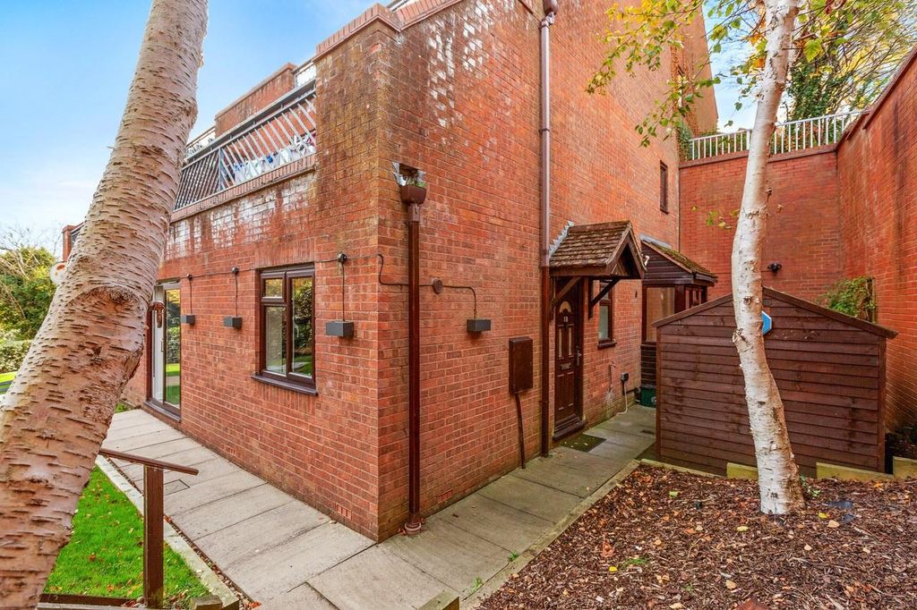 Property photo 1 of 16 Thumbnail_18 Flitcroft Lea, Hp13 5Le-8.Jpg