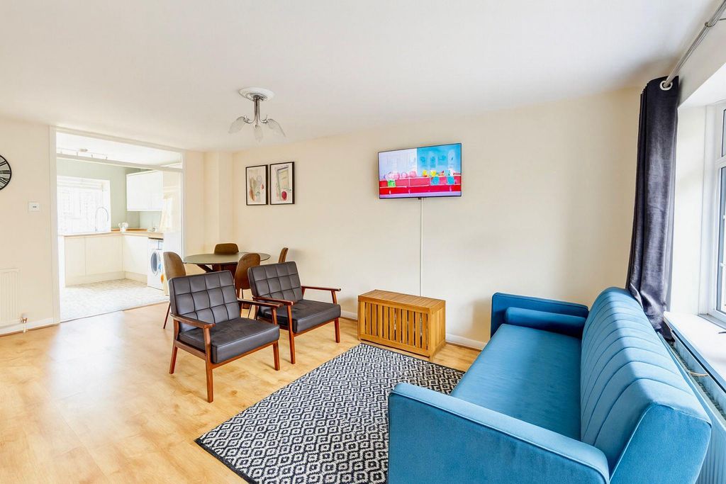 Property photo 1 of 10 Lounge