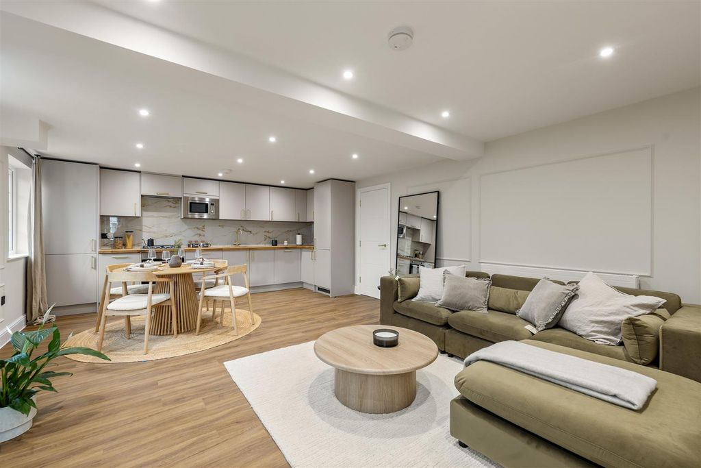 Property photo 1 of 18 4Highamrd-Showflatweb07.Jpg