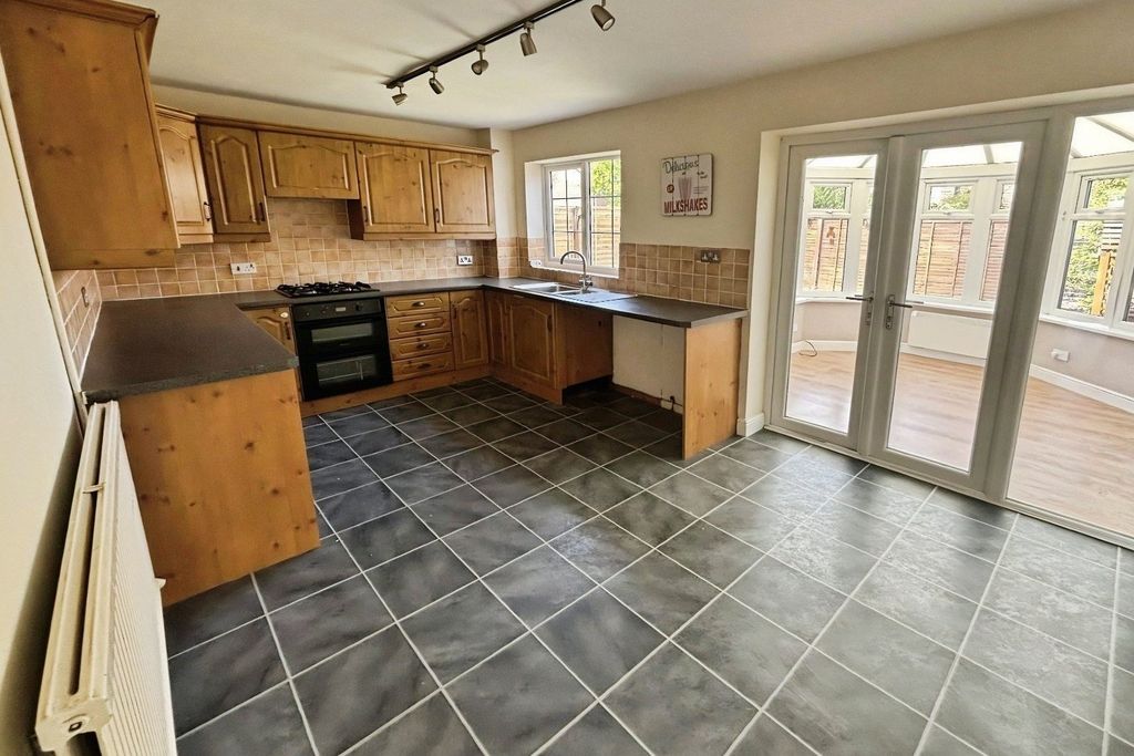 Property photo 2 of 10 Kitchen/Dining Room