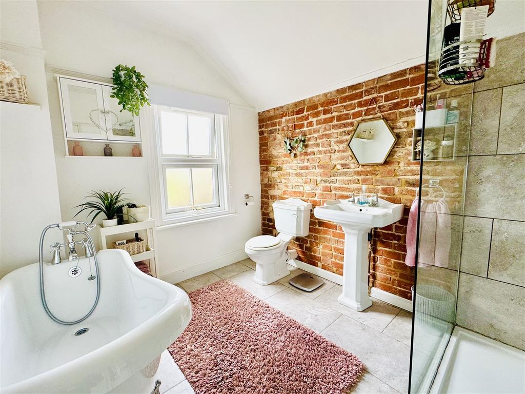 Property photo 1 of 16 Bathroom: