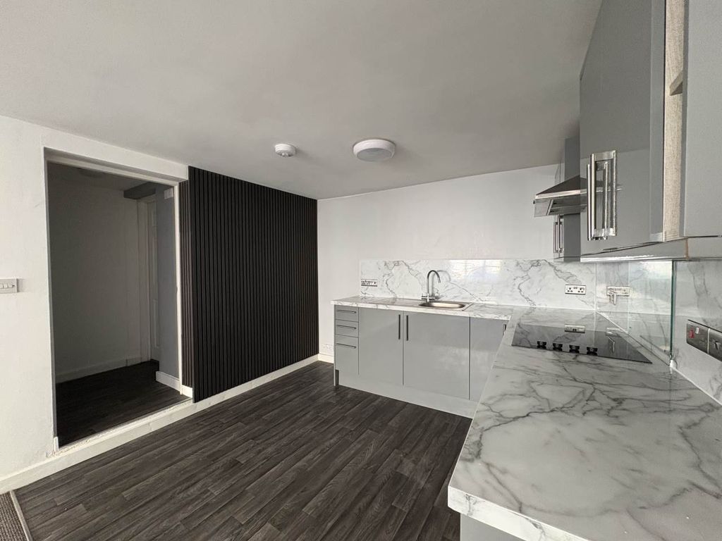 Property photo 2 of 8 Kitchen 2