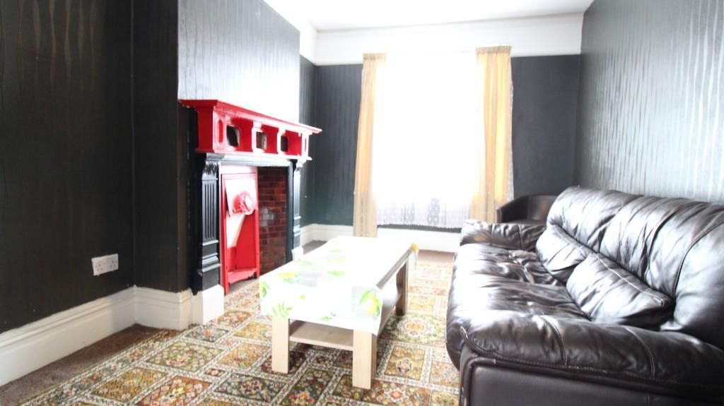 Property photo 1 of 9 2 Floored Large Flat With 5 Bedrooms