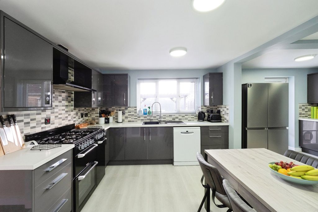 Property photo 3 of 17 Kitchen