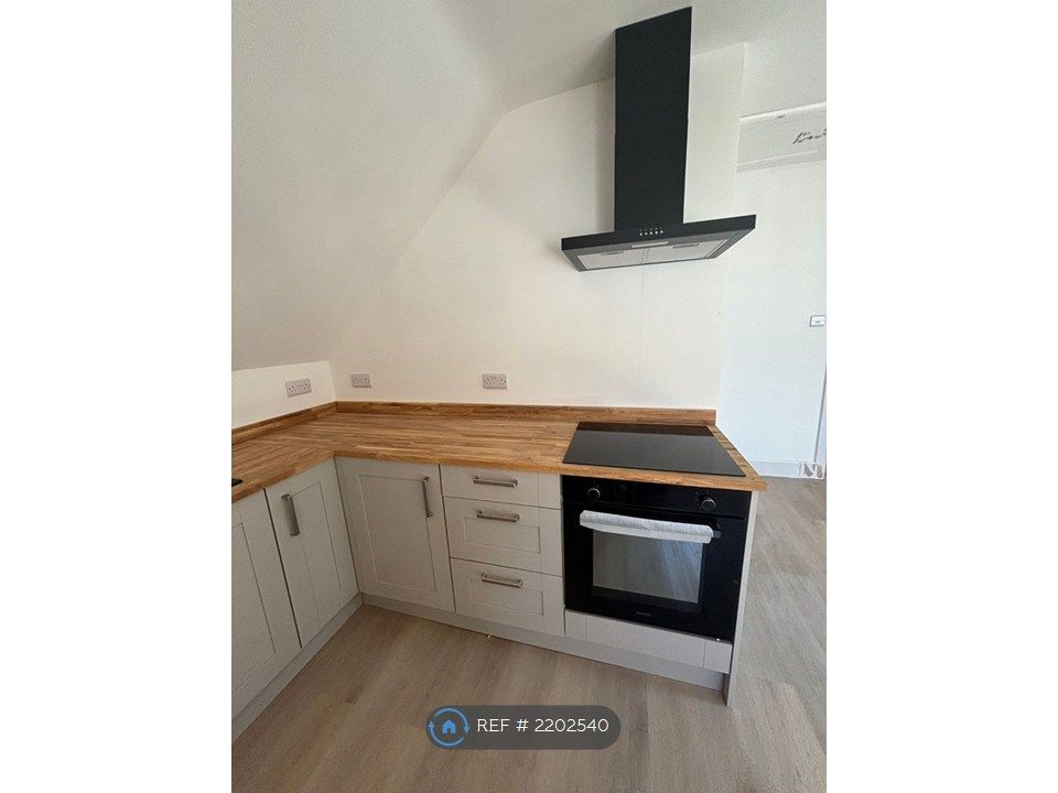 Property photo 3 of 10 Kitchen