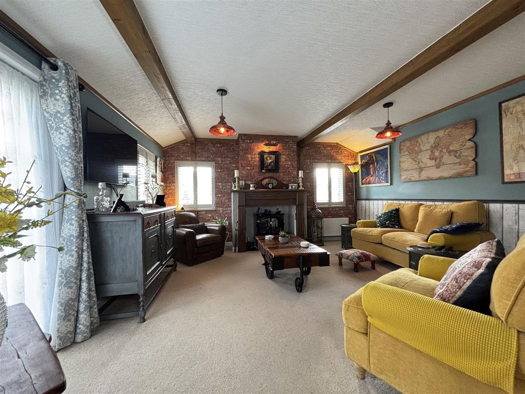 Property photo 3 of 16 Oaklands Lounge.Jpg