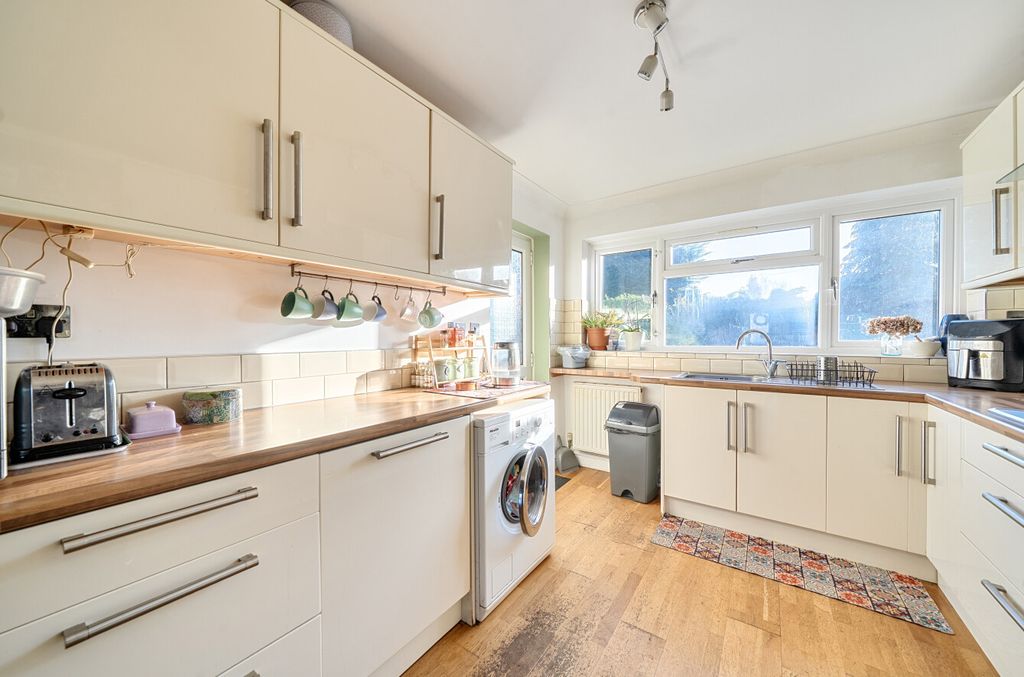 Property photo 3 of 16 1386225-13-693017...