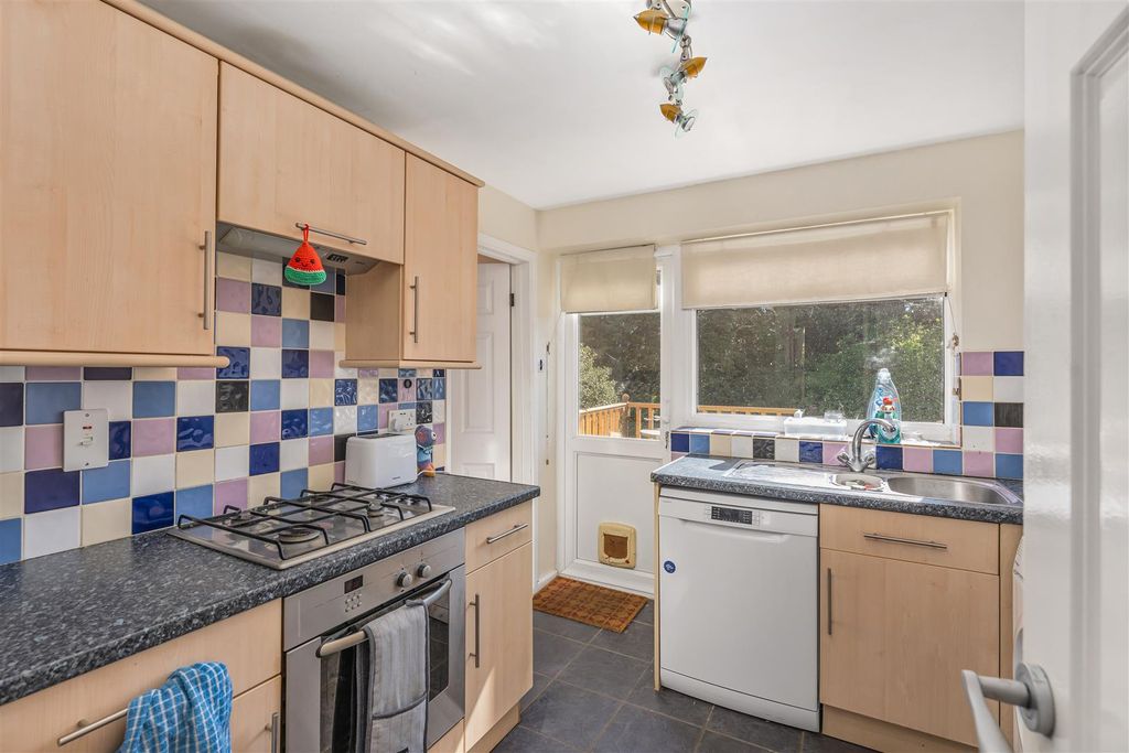 Property photo 3 of 12 64 Wards Crescent, Bodicote-8.Jpg