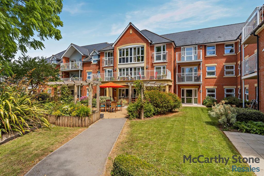 Property photo 1 of 16 Communal Gardens