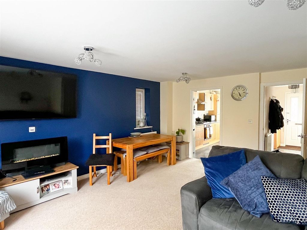 Property photo 3 of 13 Lounge