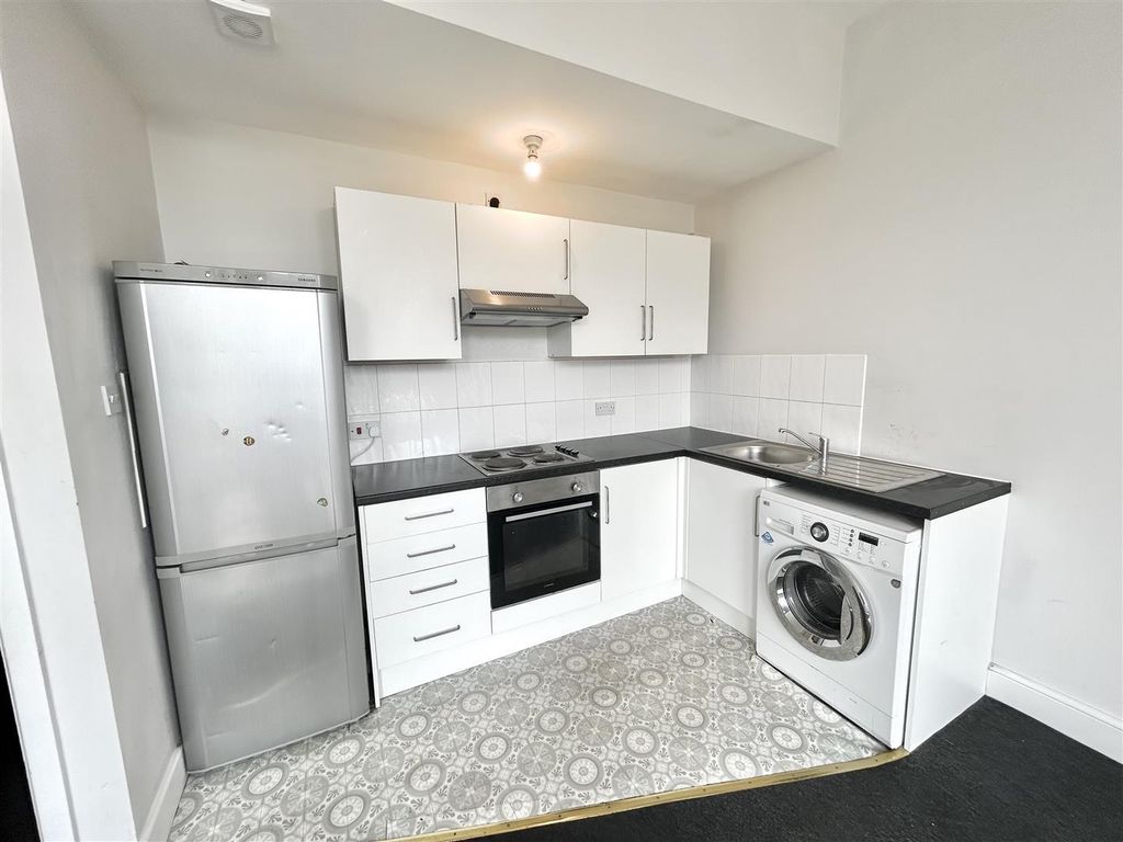 Property photo 3 of 7 Kitchen