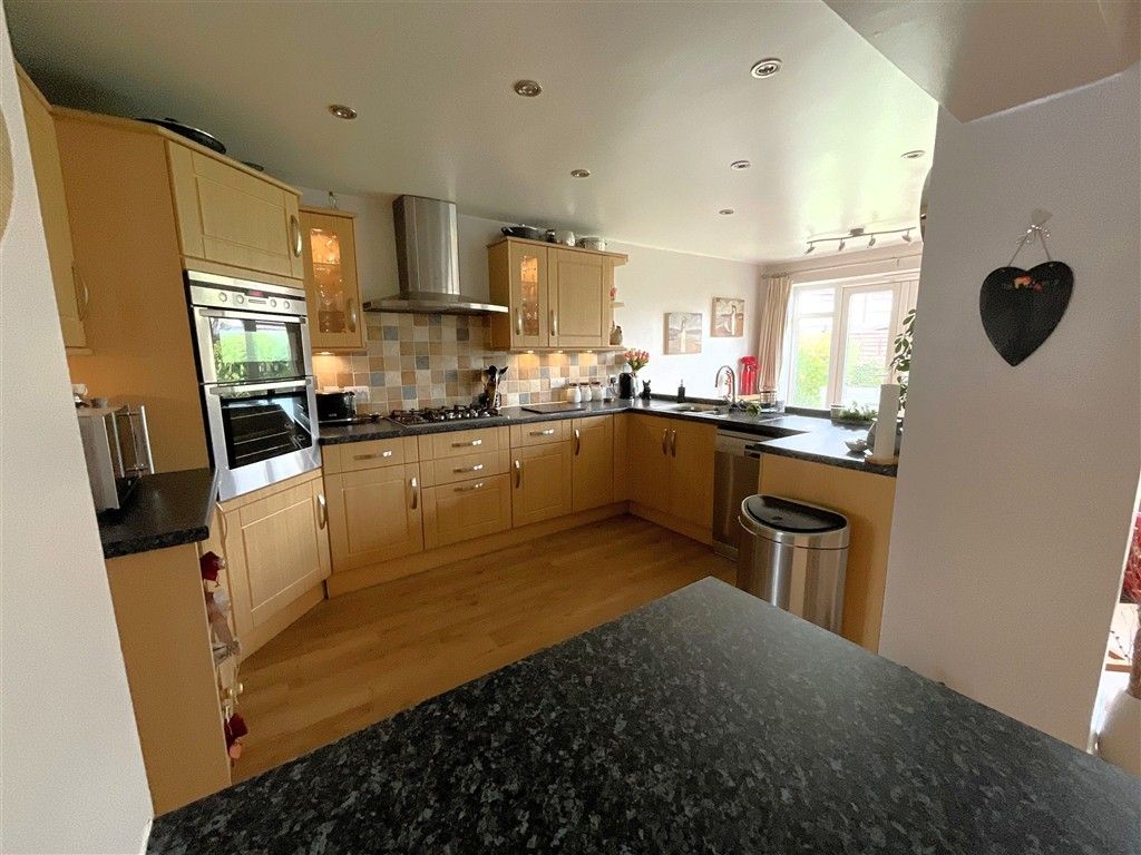 Property photo 2 of 17 Kitchen *